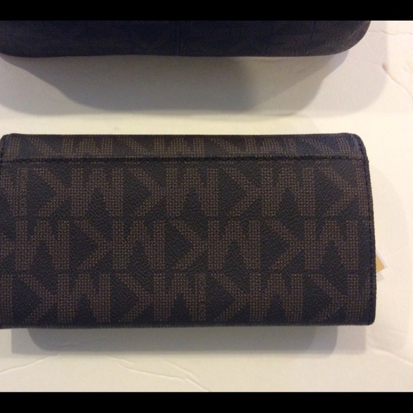 Michael Kors Fulton crossbody & carry all wallet - Picture 8 of 10